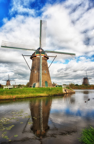 Molino de viento histórico en Kinderdijk
 - Foto, Imagen