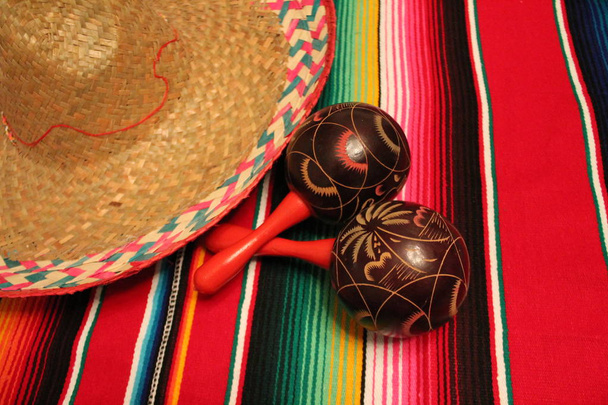 Mexická maracas poncho sombrero maracas pozadí fiesta cinco de mayo dekorace   - Fotografie, Obrázek