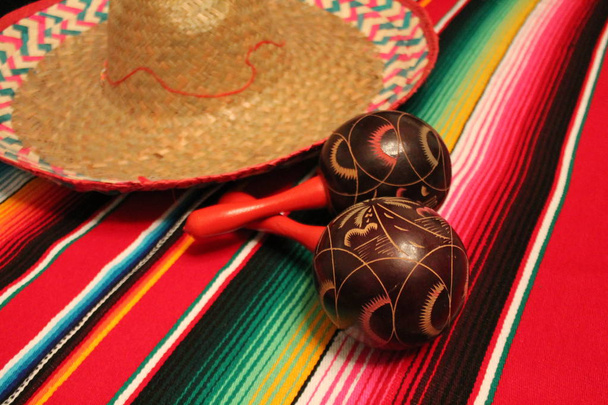 Meksika panço sombrero maracas arka plan fiesta cinco de mayo dekorasyon kiraz kuşu stok, fotoğraf, fotoğraf, resim, resim, - Fotoğraf, Görsel