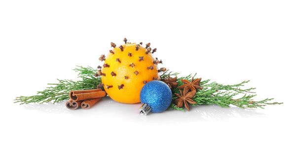 orange, spices and coniferous branches - Foto, afbeelding