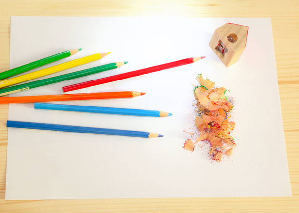 Diverse matite colorate e temperamatite
 - Foto, immagini