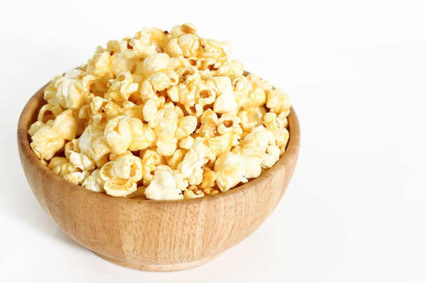 popcorn dolci al caramello in ciotola
  - Foto, immagini