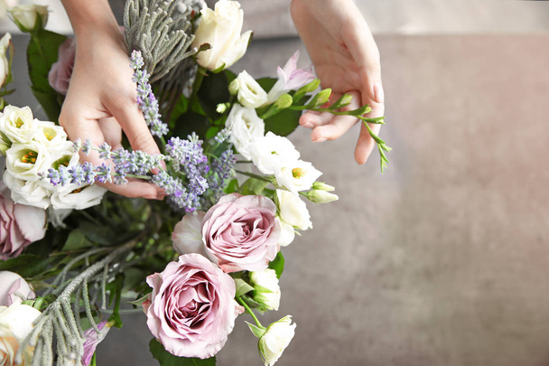 florist making beautiful bouquet - Φωτογραφία, εικόνα