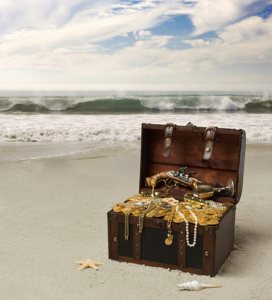 Сундук с сокровищами на пляже
 - Фото, изображение