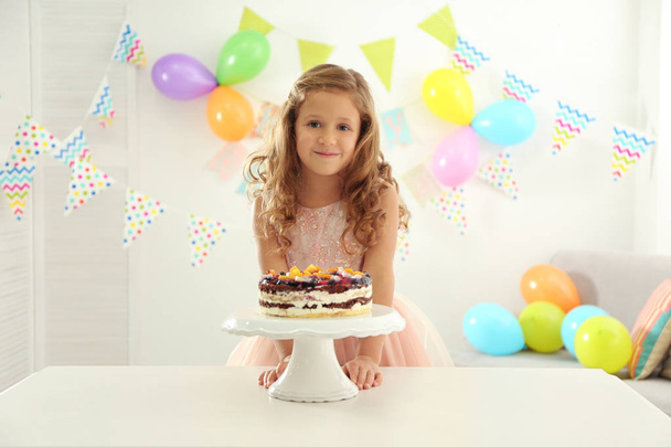 Pretty girl with birthday cake - Foto, afbeelding