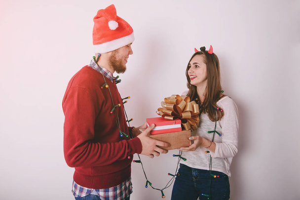 loving couple decorating Christmas tree - Zdjęcie, obraz