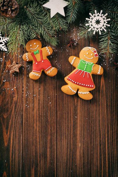 ジンジャーブレッドのクッキーとクリスマスの装飾 - 写真・画像