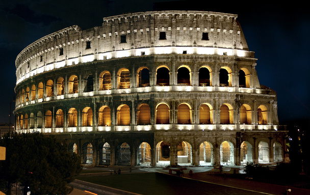 夜のローマのコロシアム - 写真・画像