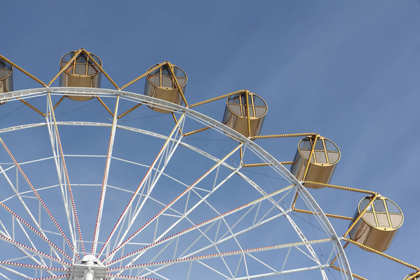 Grande roue avec les cabines rondes fermées contre le ciel
 - Photo, image