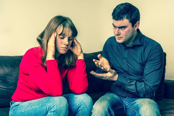 pareja infeliz discutiendo en casa - Foto, Imagen