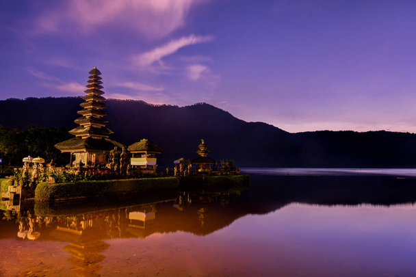 ulun Danu Temple ao amanhecer, Bali, Indonésia
 - Foto, Imagem