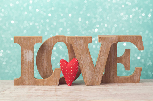  houten letters liefde en hart vorm - Foto, afbeelding
