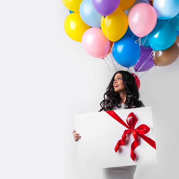 Woman with balloons and gift - Valokuva, kuva