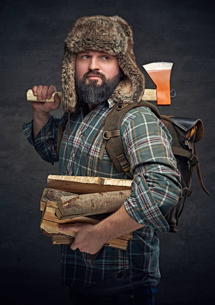 Man met een bijl en firewoods - Foto, afbeelding