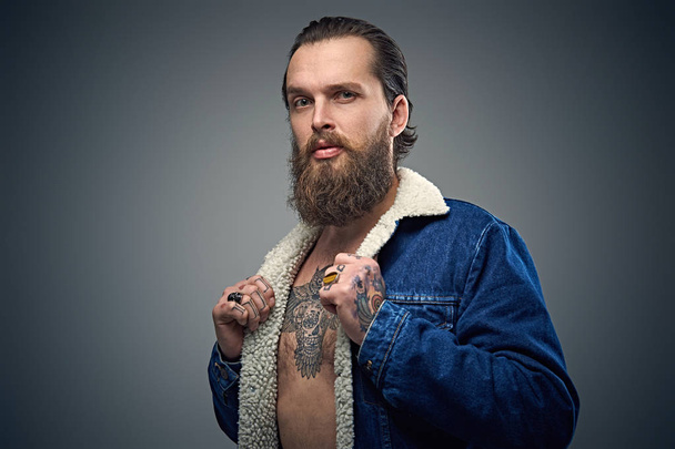 Бородатий чоловік з татуюванням на грудях
 - Фото, зображення