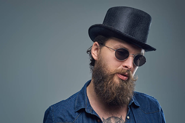 Hombre hipster tatuado usando un sombrero de copa
   - Foto, imagen