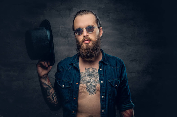 Homem hipster tatuado com um chapéu superior
   - Foto, Imagem