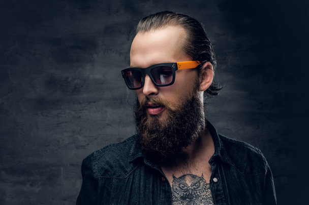 Uomo hipster barbuto in occhiali da sole
 - Foto, immagini