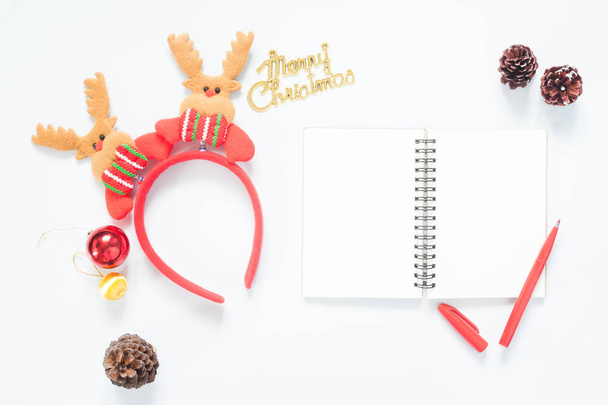 Composición navideña. Decoración de Navidad, conos de pino, noteboo
 - Foto, Imagen