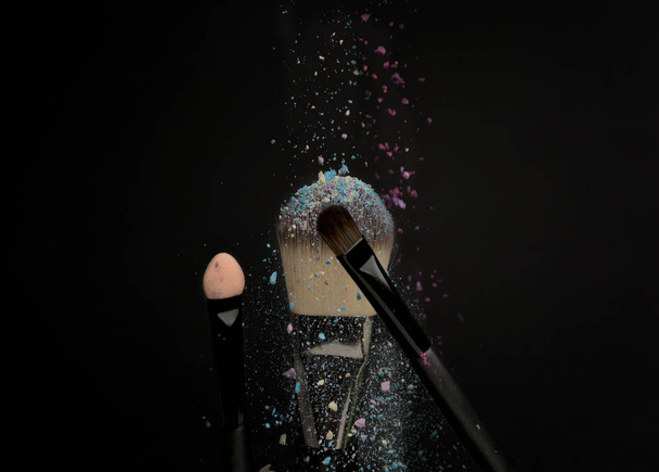 makeup tools and powder makeup  - Zdjęcie, obraz