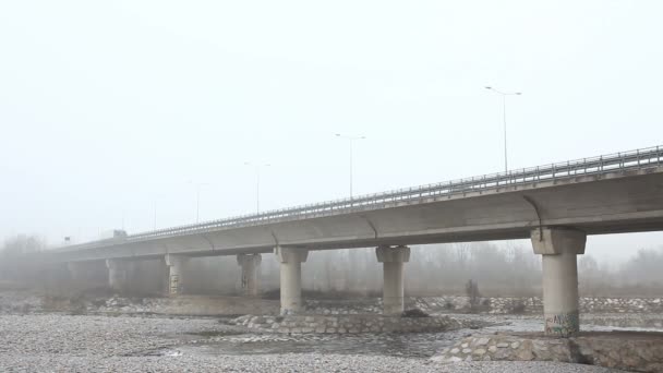 Podwyższonych autostrad we mgle tajemnicy - Materiał filmowy, wideo