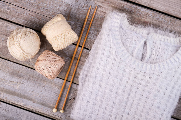 Pull tricoté moelleux tendance
. - Photo, image