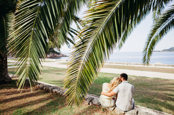 encantador casal relaxar na praia juntos
 - Foto, Imagem