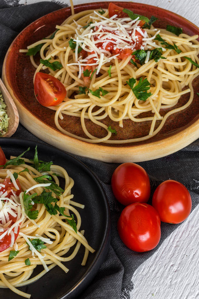 Spaguetti with tomato cheese and oregano - Foto, imagen
