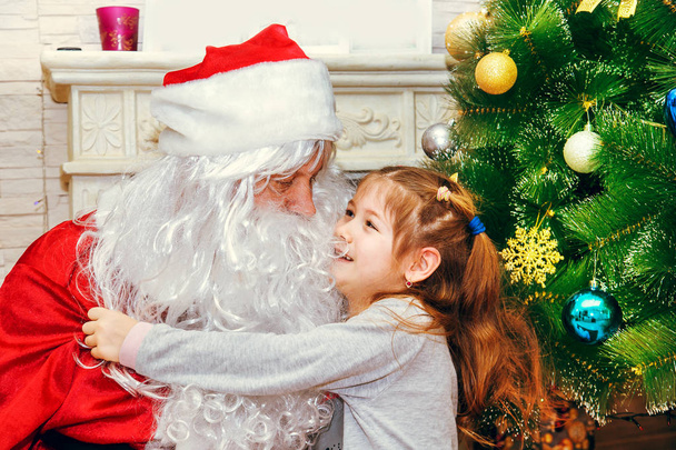 Santa Claus and little girl. - Foto, Bild