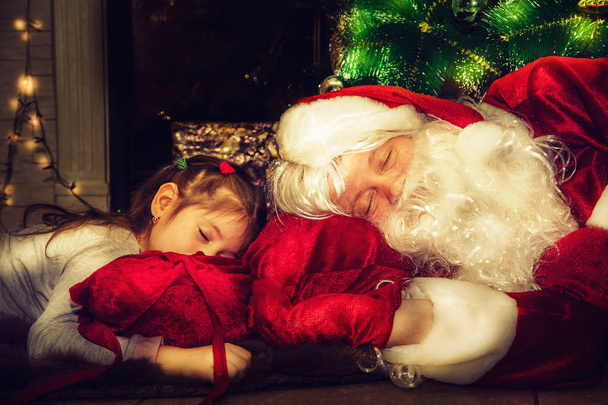 Άγιος Βασίλης και το κοριτσάκι. - Φωτογραφία, εικόνα