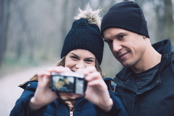 Jovem casal tomando auto retrato ao ar livre
 - Foto, Imagem