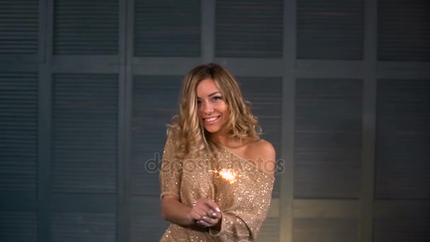 Portrait of a happy girl with a sparkler in their hands - Záběry, video