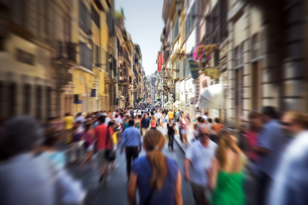 tömeg egy szűk olasz utcában - Fotó, kép