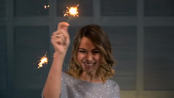 Portrait of a happy girl with a sparkler in their hands - Filmmaterial, Video