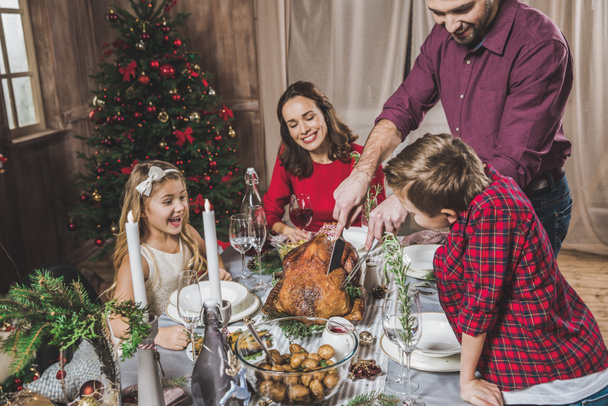 Familia teniendo cena de Navidad
 - Foto, imagen