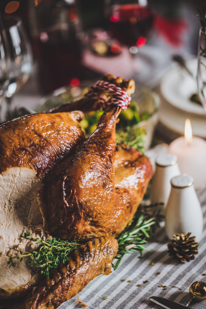 Roasted turkey on holiday table - Foto, afbeelding