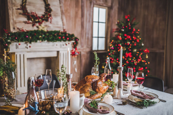 Roasted turkey on holiday table - Foto, afbeelding