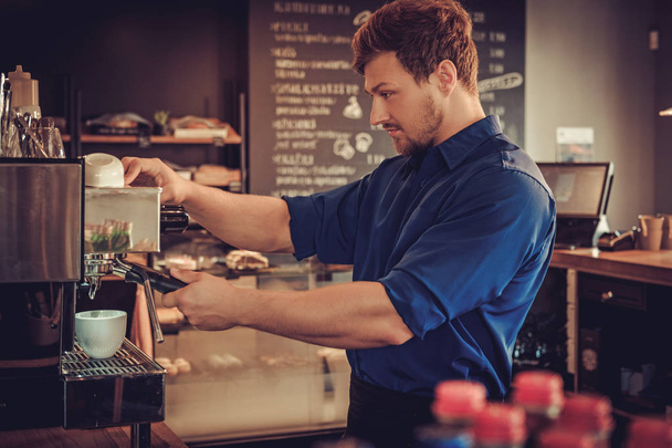 Szép barista a kávézó-ben - Fotó, kép