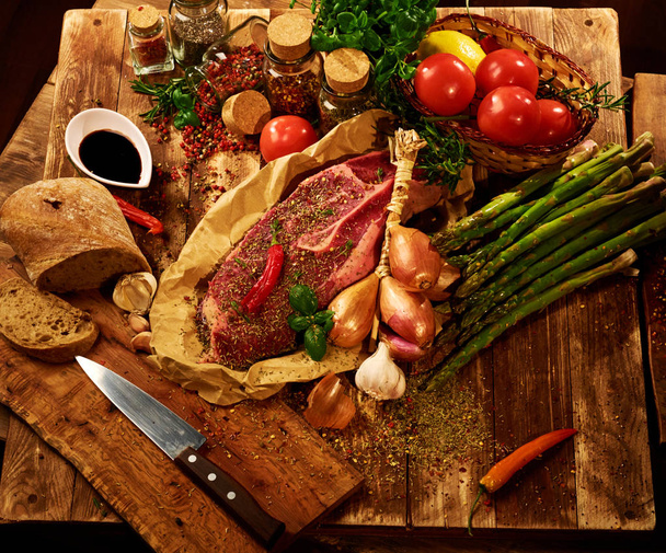 Φρέσκο ωμό κρέας με βότανα, μπαχαρικά - Φωτογραφία, εικόνα