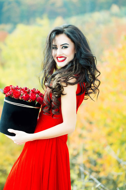 sexy smiling girl with red roses - Zdjęcie, obraz