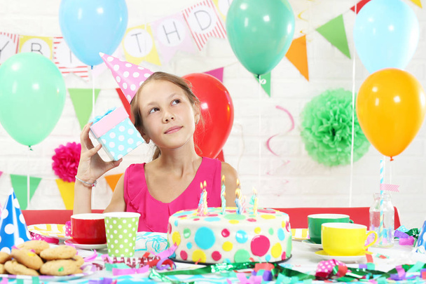 Chica feliz divirtiéndose en fiesta de cumpleaños
 - Foto, Imagen