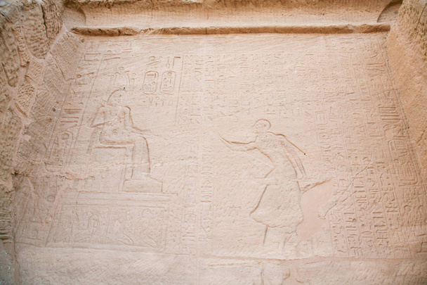 mur de sculpture à Abu Simbel
 - Photo, image
