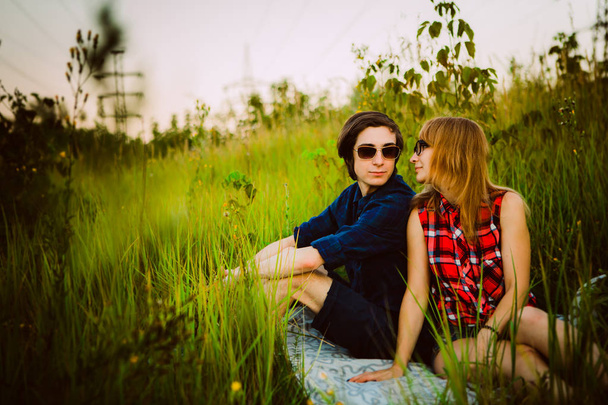 guy and the girl sitting in the grass - Foto, imagen