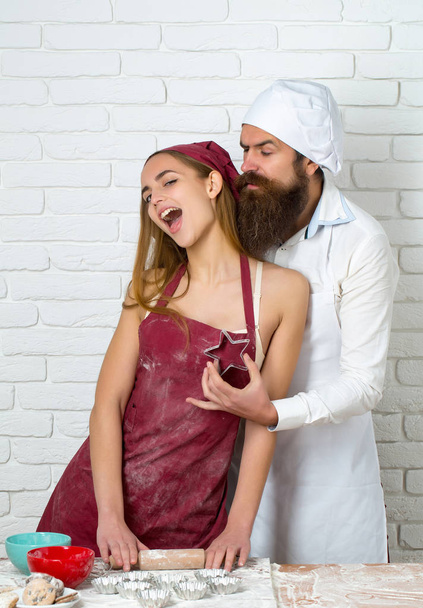 Menina bonita flerta com cozinheiro
 - Foto, Imagem