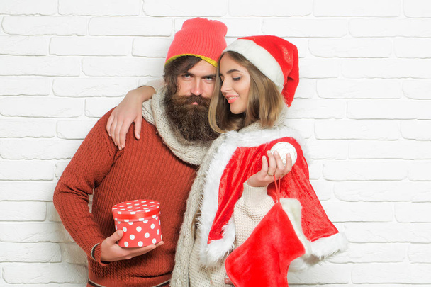 Young smiling Christmas couple - Foto, imagen