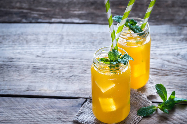 Szklane słoiki soku z mango - Zdjęcie, obraz