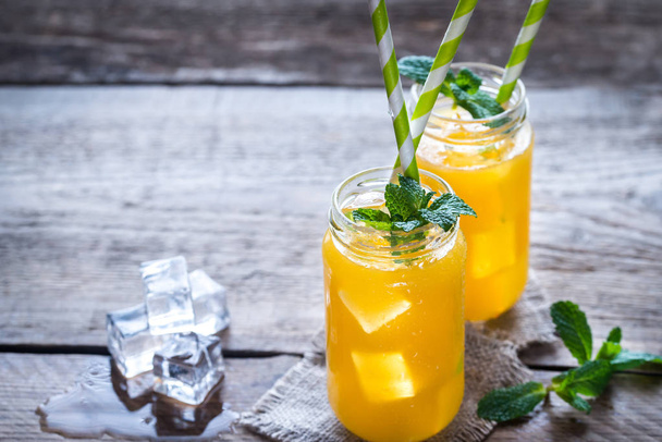 Szklane słoiki soku z mango - Zdjęcie, obraz
