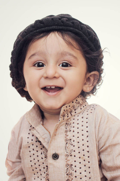 Portrait. heureux petit garçon portant robe culturelle et chapeau
 - Photo, image