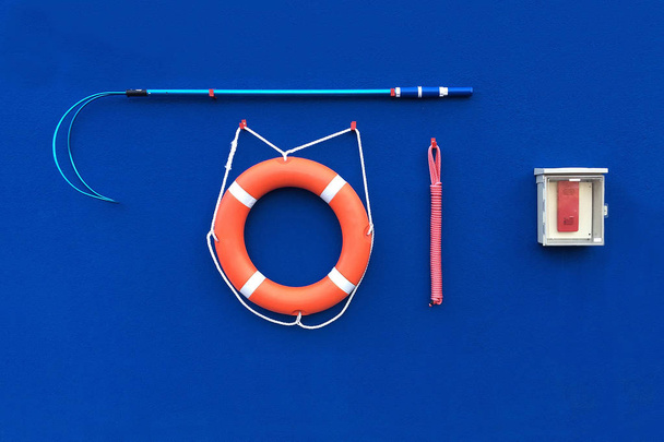 Plavčík vodní záchranářství na modré zdi pozadí. - Fotografie, Obrázek