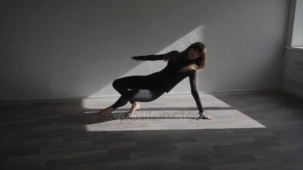 Beautiful, modern teenage girl dancer dancing contemp in the studio slow motion - Footage, Video